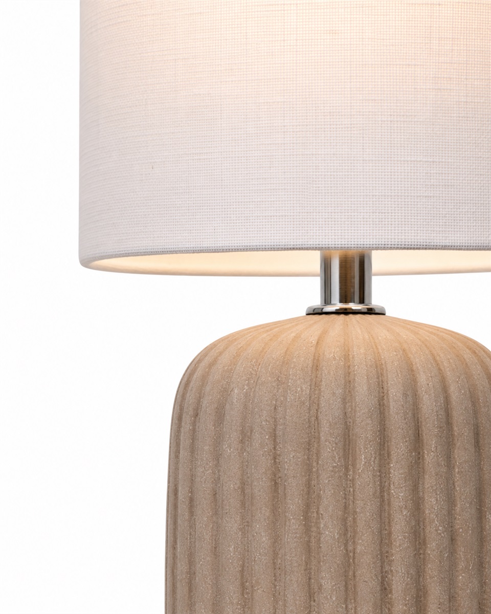Palizzo 33cm Brun bordlampe Fra Nordic Lighting - Basen har en mat, sandlignende finish i en varm brun tone og en ribbet struktur, der giver lampen et bl&oslash;dt og dekorativt udtryk.