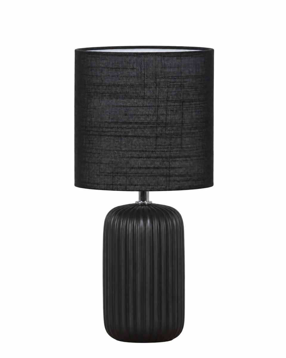 Palizzo 33cm Sort bordlampe Fra Nordic Lighting - Palizzo bordlampen i sort har en stilfuld keramisk base med elegante riller og en matchende h&oslash;rsk&aelig;rm.