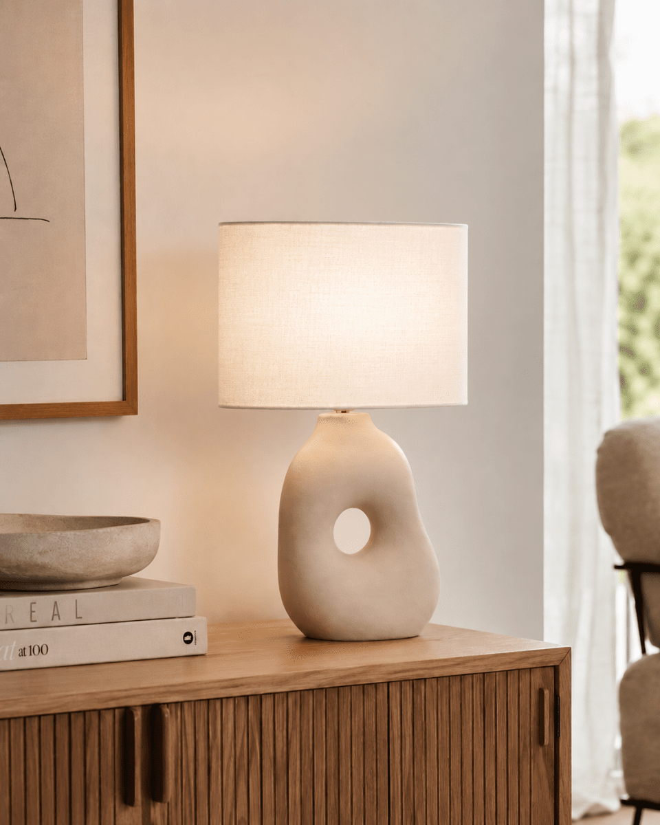 Pikazo 45cm Beige bordlampe Fra Lampan - Pikazo bordlampen i beige har en skulpturel keramisk base med dekorative h&aring;r og en matchende, oval h&oslash;rsk&aelig;rm.
