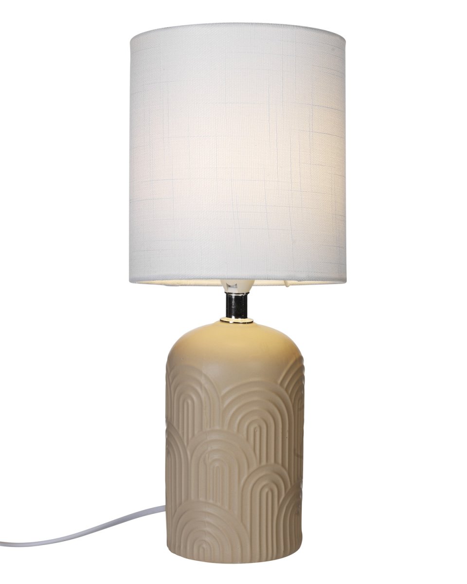Archie 35cm Beige bordlampe Fra Cottex - Archie bordlampen i keramik og tekstil er en elegant og varm indretningsdetalje, der pifter ethvert rum op.
