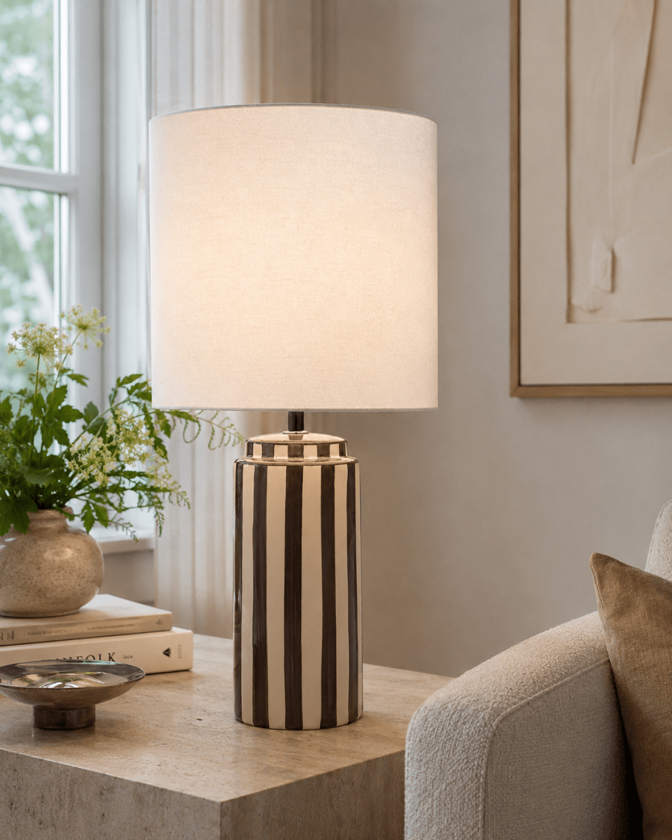 Faro 50cm Brun/hvid bordlampe Fra Nordic Lighting - Lampefoden er lavet af keramik med en cremet hvid base og brune striber, der giver et livligt, men afbalanceret indtryk.