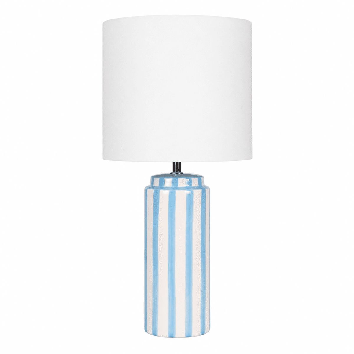 Faro 50cm Lyseblå/hvid bordlampe Fra Nordic Lighting - Lampefoden er lavet af keramik med en cremet hvid base og lysebl&aring; striber, der giver et livligt, men afbalanceret indtryk.