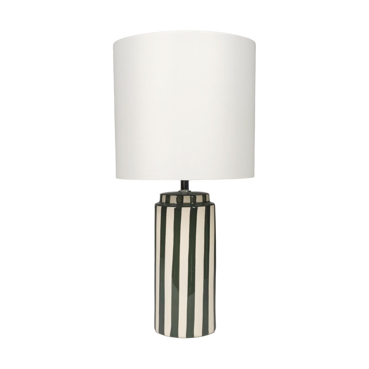 Faro 50cm Grøn/hvid bordlampe Fra Nordic Lighting - Lampefoden er lavet af keramik med en cremet hvid base og gr&oslash;nne striber, der giver et livligt, men afbalanceret indtryk.