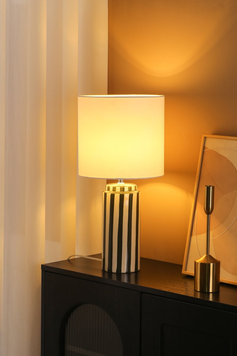 Faro 50cm Grøn/hvid bordlampe Fra Nordic Lighting - Lampefoden er lavet af keramik med en cremet hvid base og gr&oslash;nne striber, der giver et livligt, men afbalanceret indtryk.