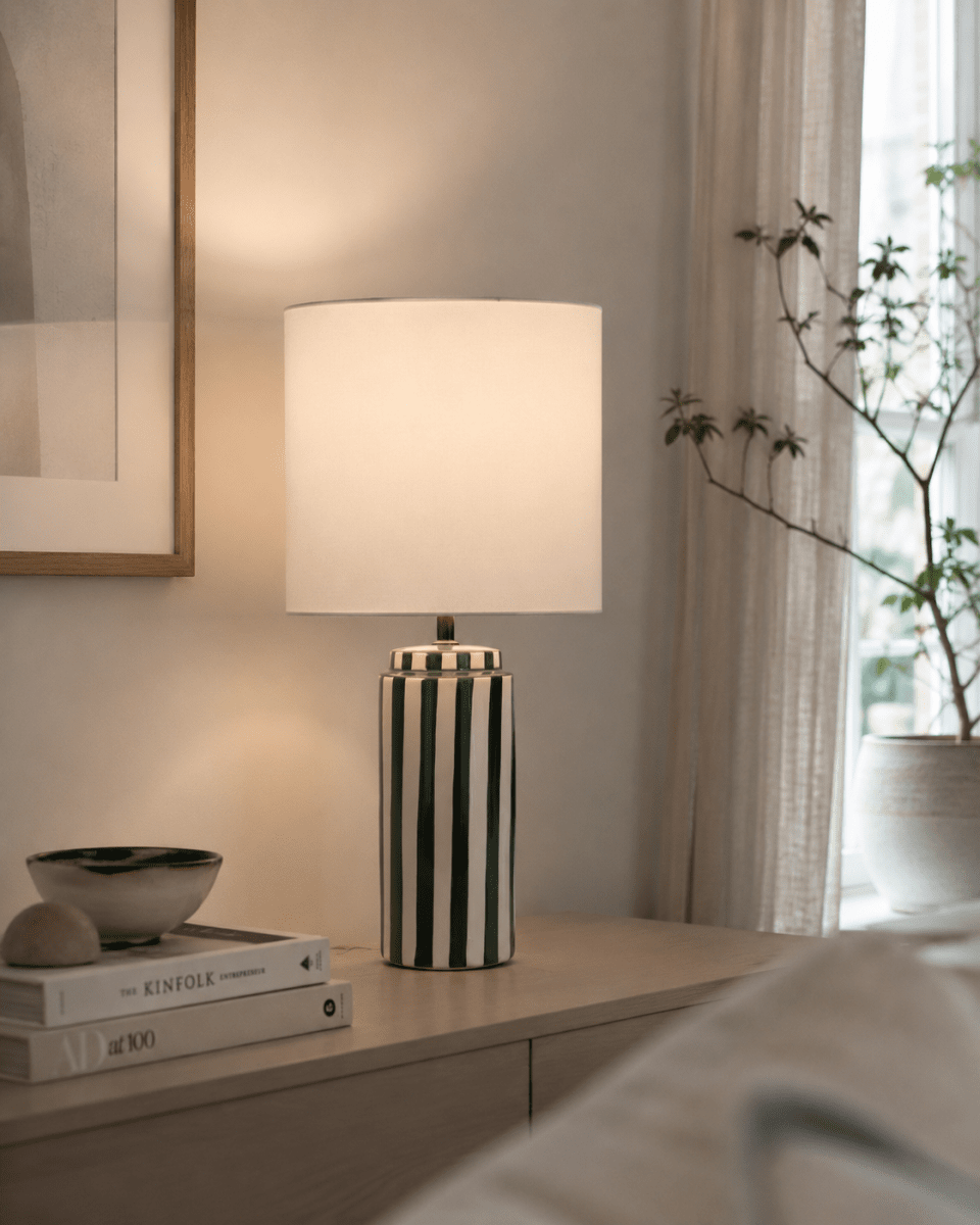 Faro 50cm Grøn/hvid bordlampe Fra Nordic Lighting - Lampefoden er lavet af keramik med en cremet hvid base og gr&oslash;nne striber, der giver et livligt, men afbalanceret indtryk.