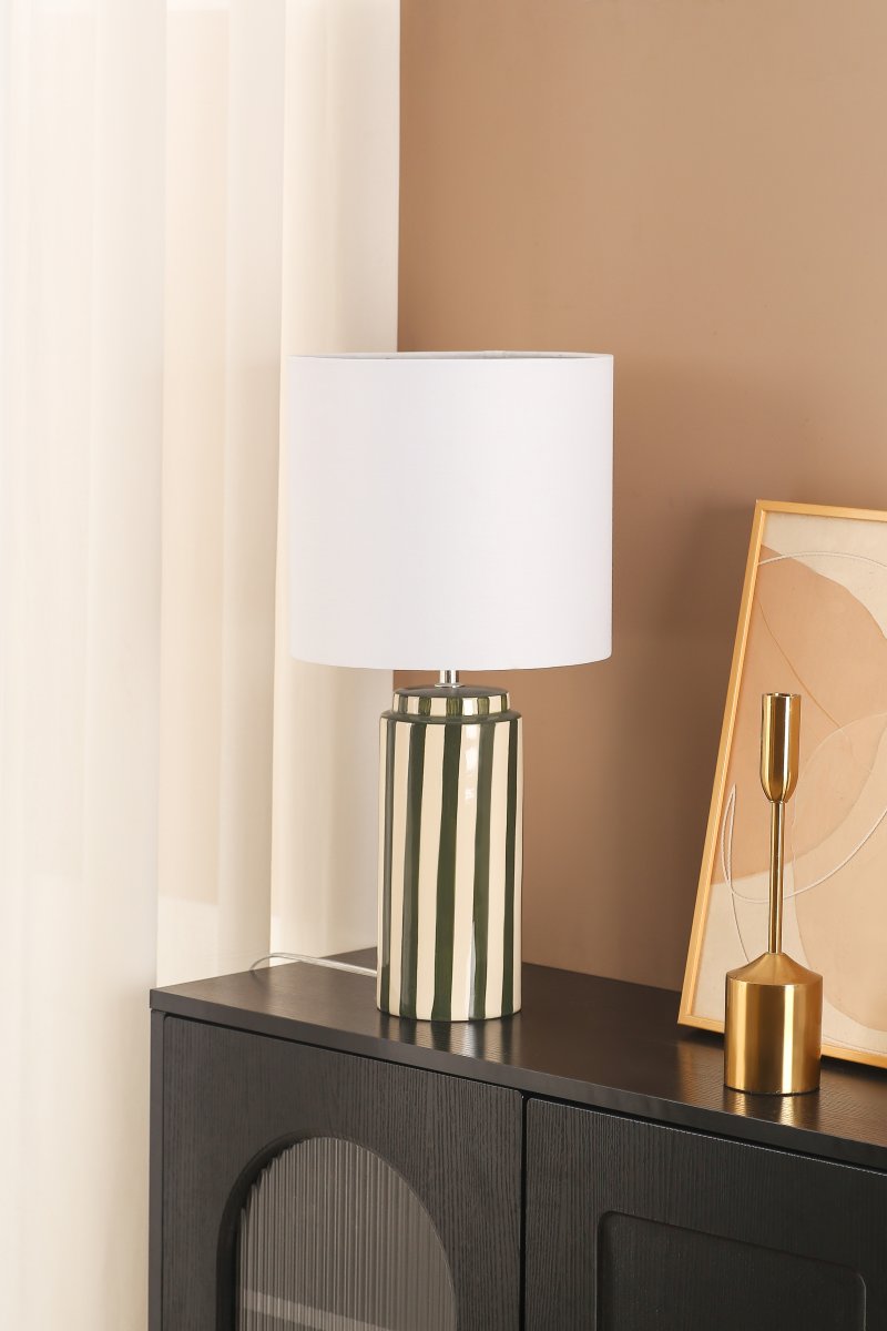 Faro 50cm Grøn/hvid bordlampe Fra Nordic Lighting - Lampefoden er lavet af keramik med en cremet hvid base og gr&oslash;nne striber, der giver et livligt, men afbalanceret indtryk.