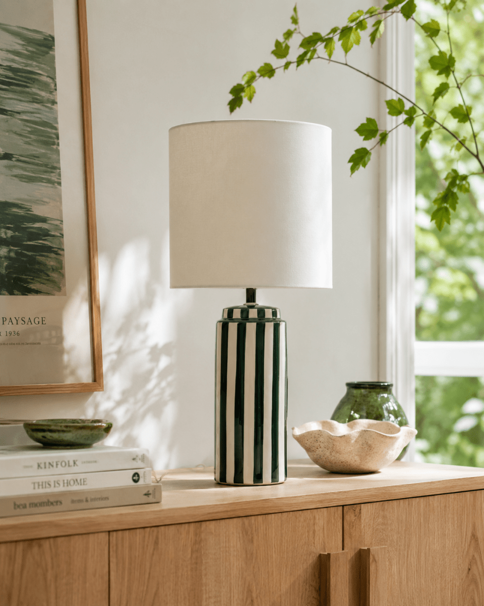 Faro 50cm Grøn/hvid bordlampe Fra Nordic Lighting - Lampefoden er lavet af keramik med en cremet hvid base og gr&oslash;nne striber, der giver et livligt, men afbalanceret indtryk.