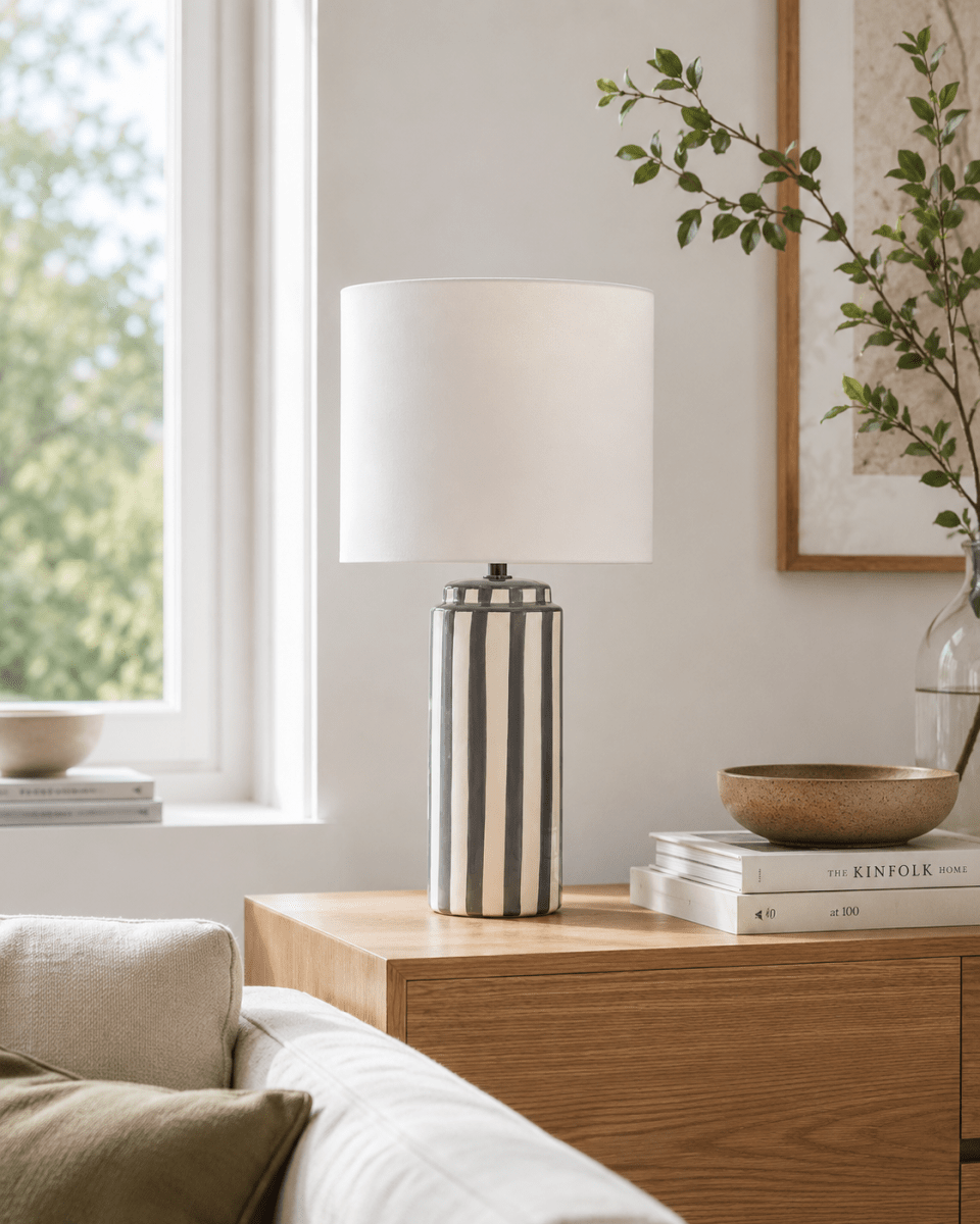 Faro 50cm Grå/hvid bordlampe Fra Nordic Lighting - Lampefoden er lavet af keramik med en cremehvid base og gr&aring; striber, der giver et livligt, men afbalanceret indtryk.