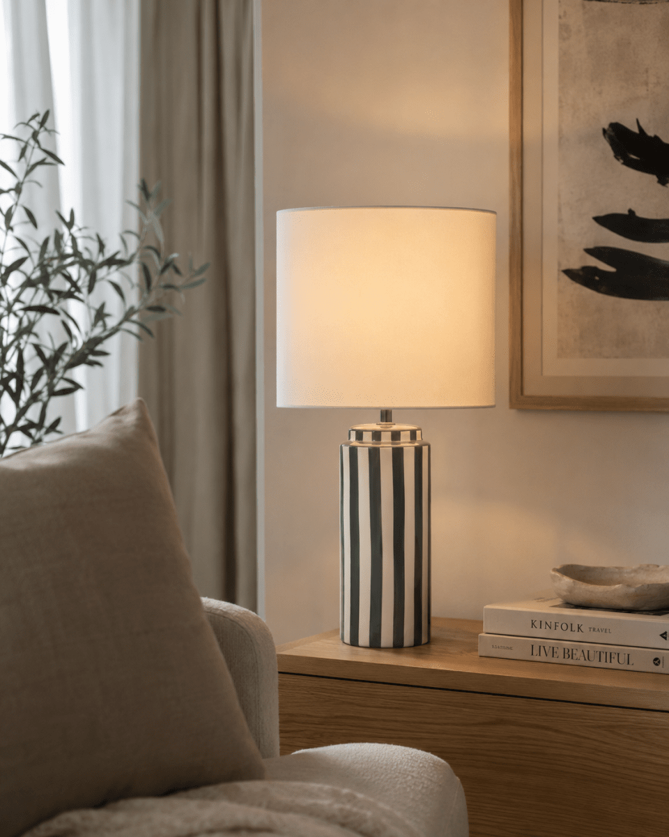 Faro 50cm Grå/hvid bordlampe Fra Nordic Lighting - Lampefoden er lavet af keramik med en cremehvid base og gr&aring; striber, der giver et livligt, men afbalanceret indtryk.
