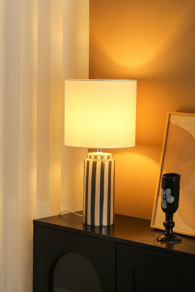 Faro 50cm Grå/hvid bordlampe Fra Nordic Lighting - Lampefoden er lavet af keramik med en cremehvid base og gr&aring; striber, der giver et livligt, men afbalanceret indtryk.