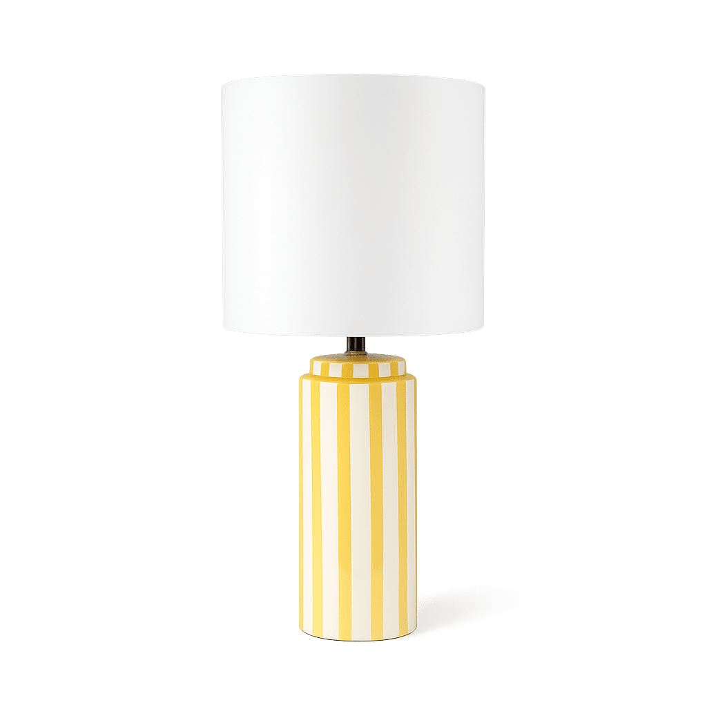 Faro 50cm Gul/hvid bordlampe Fra Nordic Lighting - Lampefoden er lavet af keramik med en cremehvid base og gule striber, der giver et livligt, men afbalanceret indtryk.