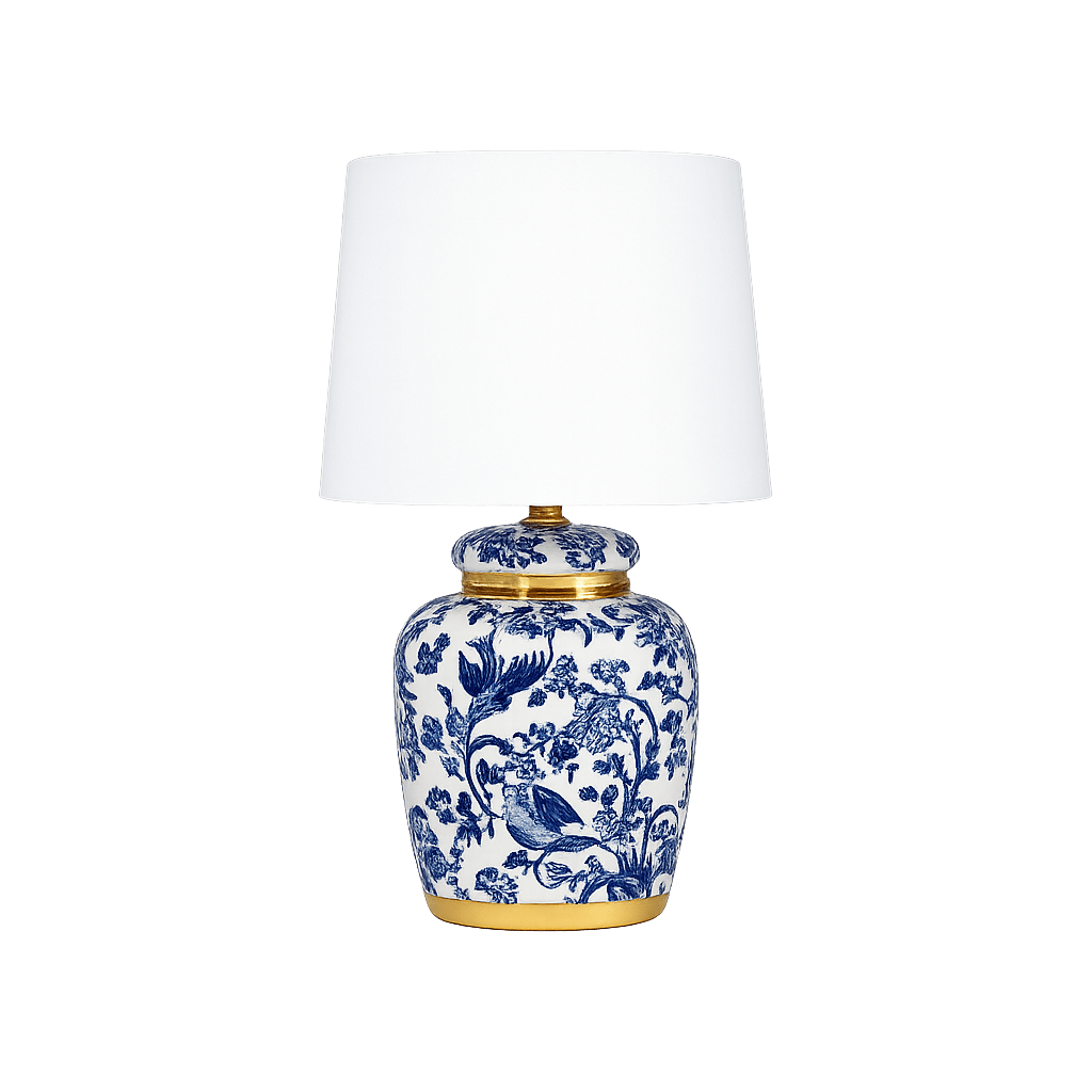 Blomsterlilla 30cm Blå bordlampe Fra Lampan - Smuk bordlampe med dekorativt bl&aring;t og hvidt m&oslash;nster p&aring; porcel&aelig;nsfod med messingdetaljer.