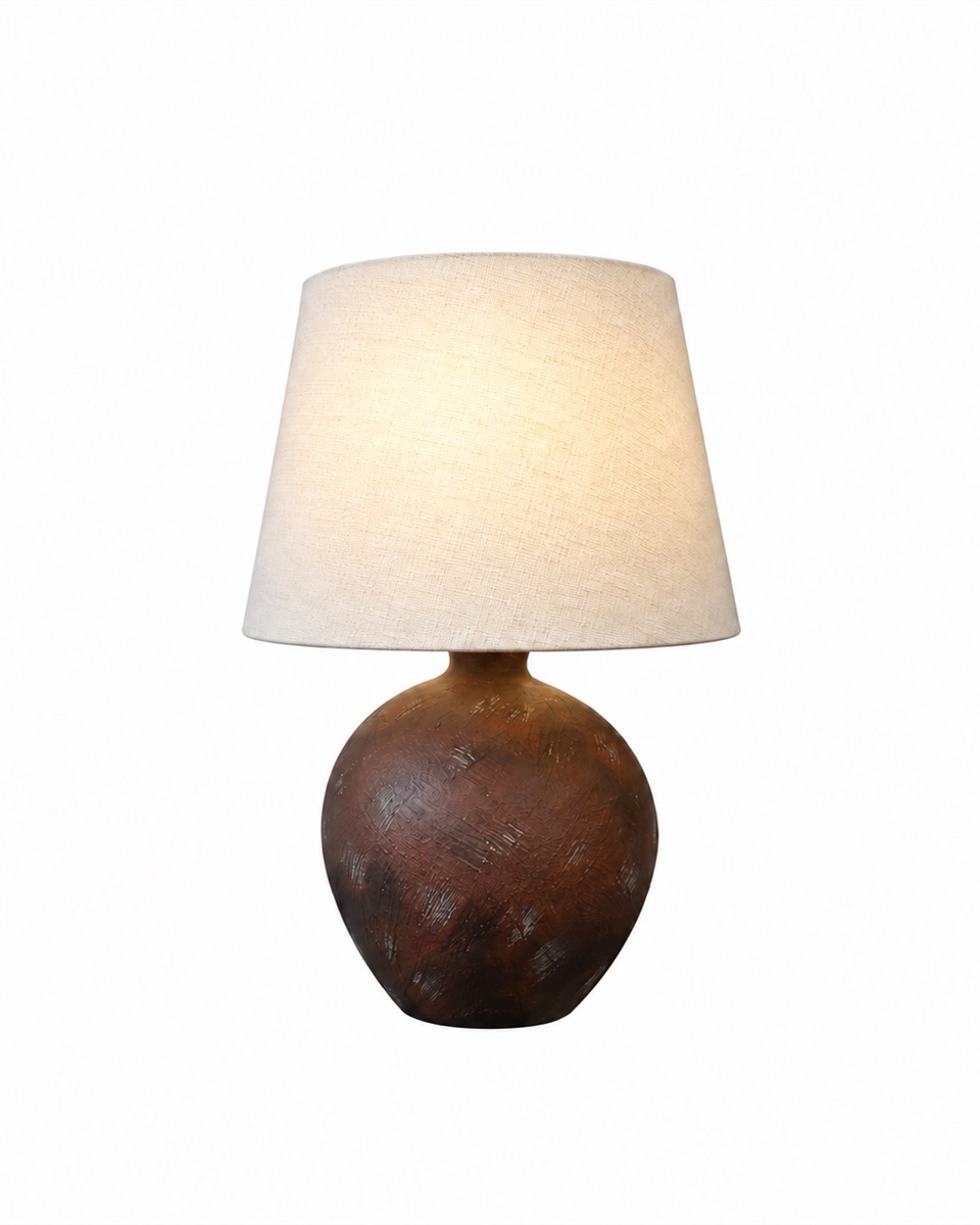 Bellmini 30cm Mørkebrun bordlampe Fra Nordic Lighting - Bellmini bordlampen har en smuk keramisk base i en mørkebrun, rustik finish og en beige hørskærm.