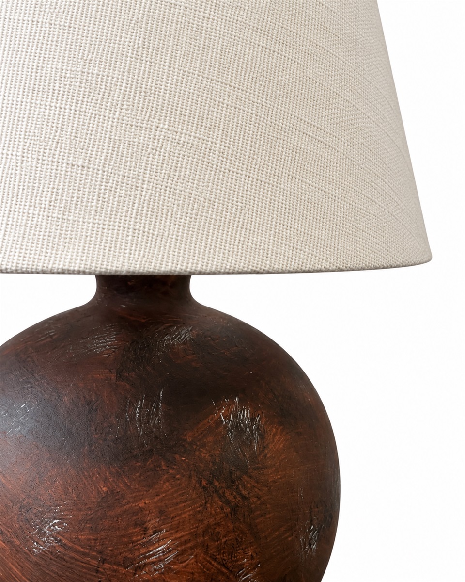 Bellmini 30cm Mørkebrun bordlampe Fra Nordic Lighting - Bellmini bordlampen har en smuk keramisk base i en mørkebrun, rustik finish og en beige hørskærm.