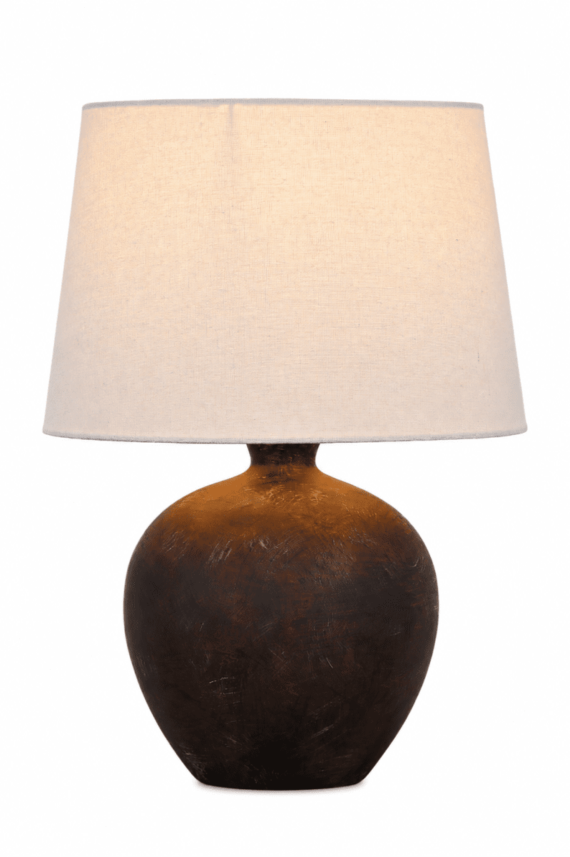 Bella 42cm Mørkebrun bordlampe Fra Nordic Lighting - Bella bordlampen har en smuk keramisk base i m&oslash;rkebrun, rustik finish og en beige h&oslash;rsk&aelig;rm.