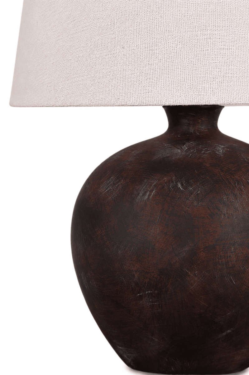 Bella 42cm Mørkebrun bordlampe Fra Nordic Lighting - Bella bordlampen har en smuk keramisk base i m&oslash;rkebrun, rustik finish og en beige h&oslash;rsk&aelig;rm.
