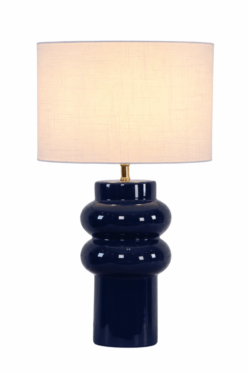 Anelli 56cm Blå bordlampe Fra Nordic Lighting - Anelli bordlampe med blå, blank keramisk fod og hvid linnedskærm er en elegant og moderne indretningsdetalje.