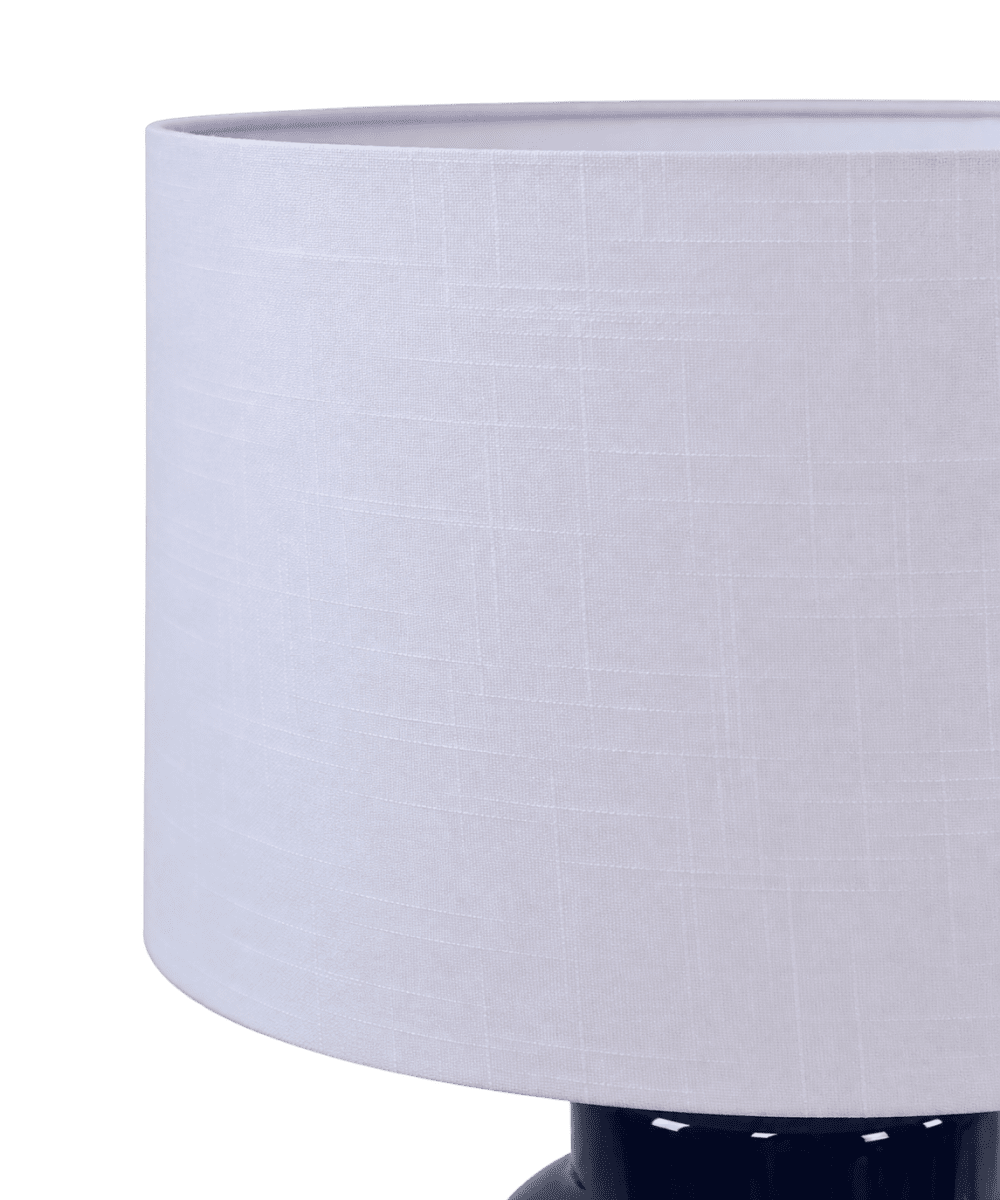 Anelli 56cm Blå bordlampe Fra Nordic Lighting - Anelli bordlampe med blå, blank keramisk fod og hvid linnedskærm er en elegant og moderne indretningsdetalje.