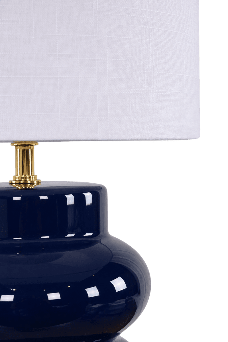 Anelli 56cm Blå bordlampe Fra Nordic Lighting - Anelli bordlampe med blå, blank keramisk fod og hvid linnedskærm er en elegant og moderne indretningsdetalje.
