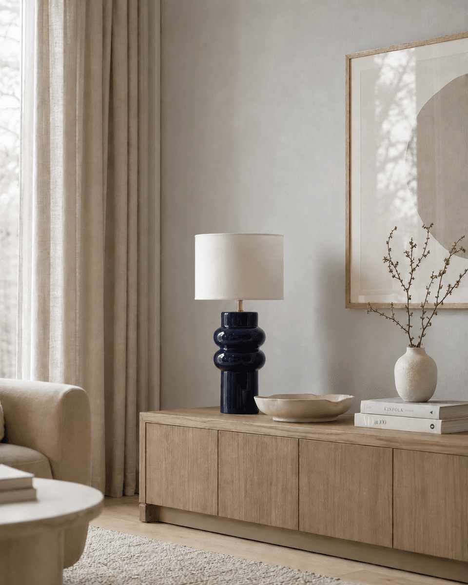 Anelli 56cm Blå bordlampe Fra Nordic Lighting - Anelli bordlampe med blå, blank keramisk fod og hvid linnedskærm er en elegant og moderne indretningsdetalje.