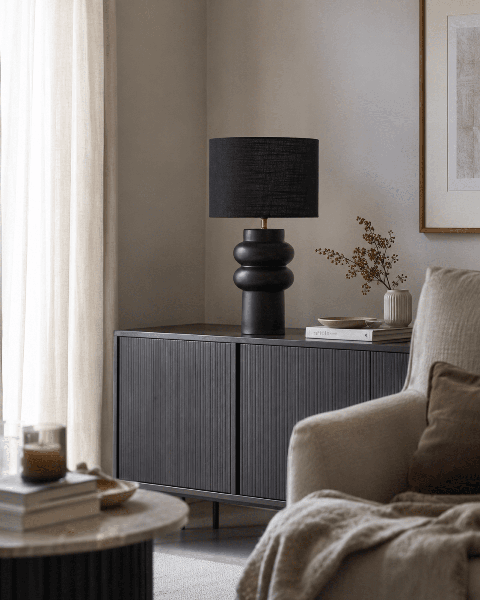 Anelli 56cm Sort bordlampe Fra Nordic Lighting - Leveres med 1,8 m sort plastledning og str&oslash;mafbryder med stik.