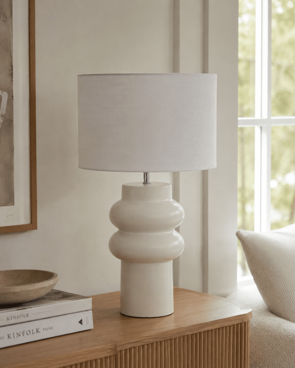 Anelli 56cm Hvid bordlampe Fra Nordic Lighting - Perfekt til at skabe en varm og indbydende atmosfære i både stue og soveværelse.