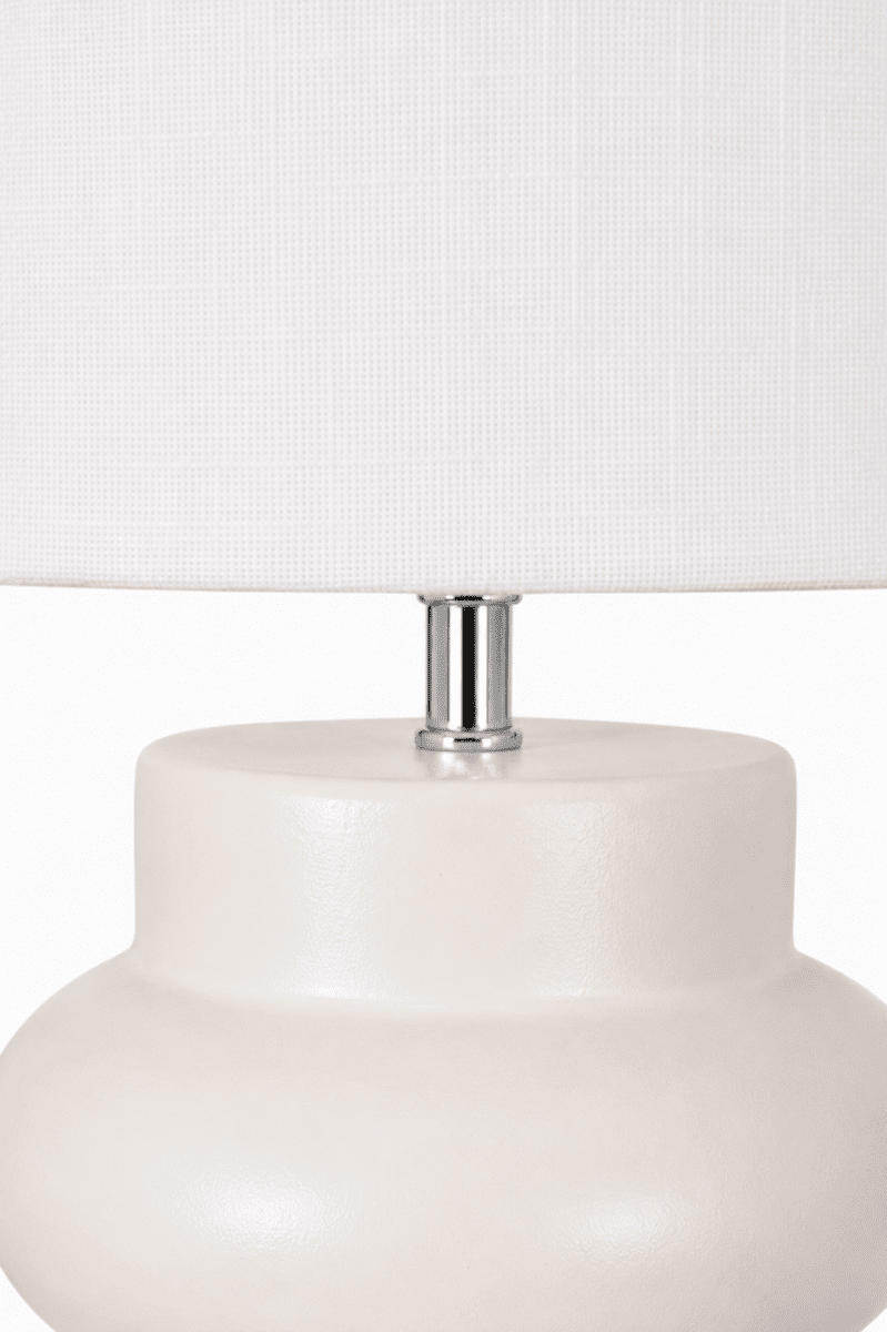 Anelli 56cm Hvid bordlampe Fra Nordic Lighting - Perfekt til at skabe en varm og indbydende atmosfære i både stue og soveværelse.