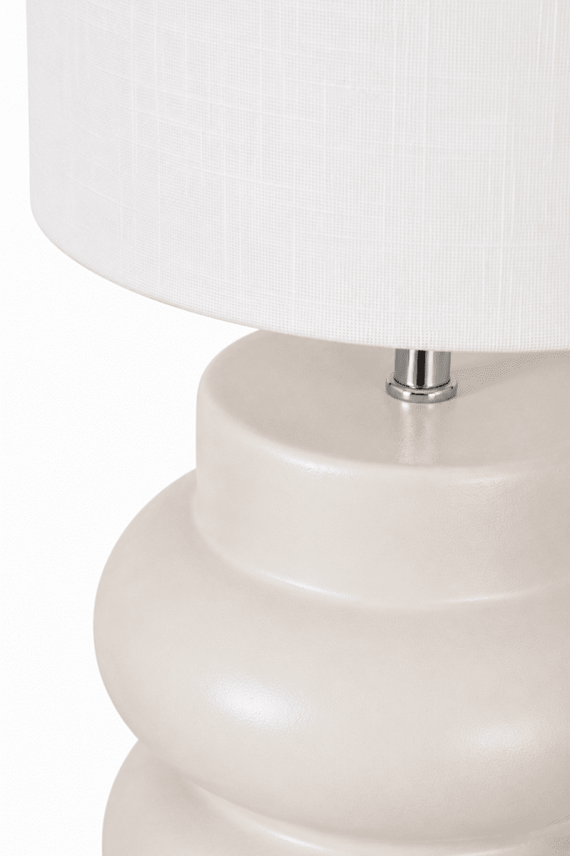 Anelli 56cm Hvid bordlampe Fra Nordic Lighting - Perfekt til at skabe en varm og indbydende atmosfære i både stue og soveværelse.