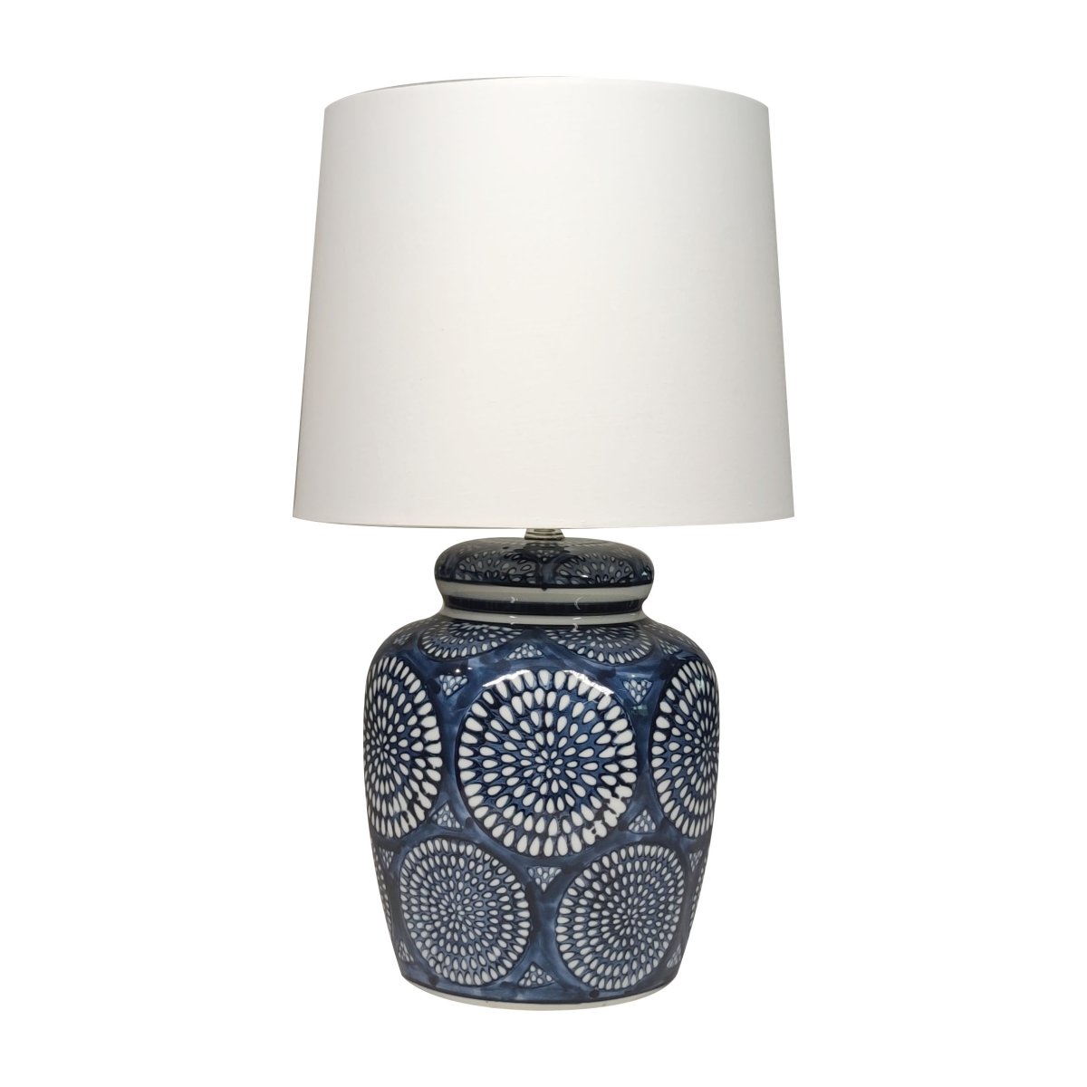 Emsfors 43cm Blå bordlampe Fra Lampan - Lampefoden i keramik har et detaljeret bl&aring;t og hvidt m&oslash;nster, der giver et klassisk og samtidig livligt udtryk.