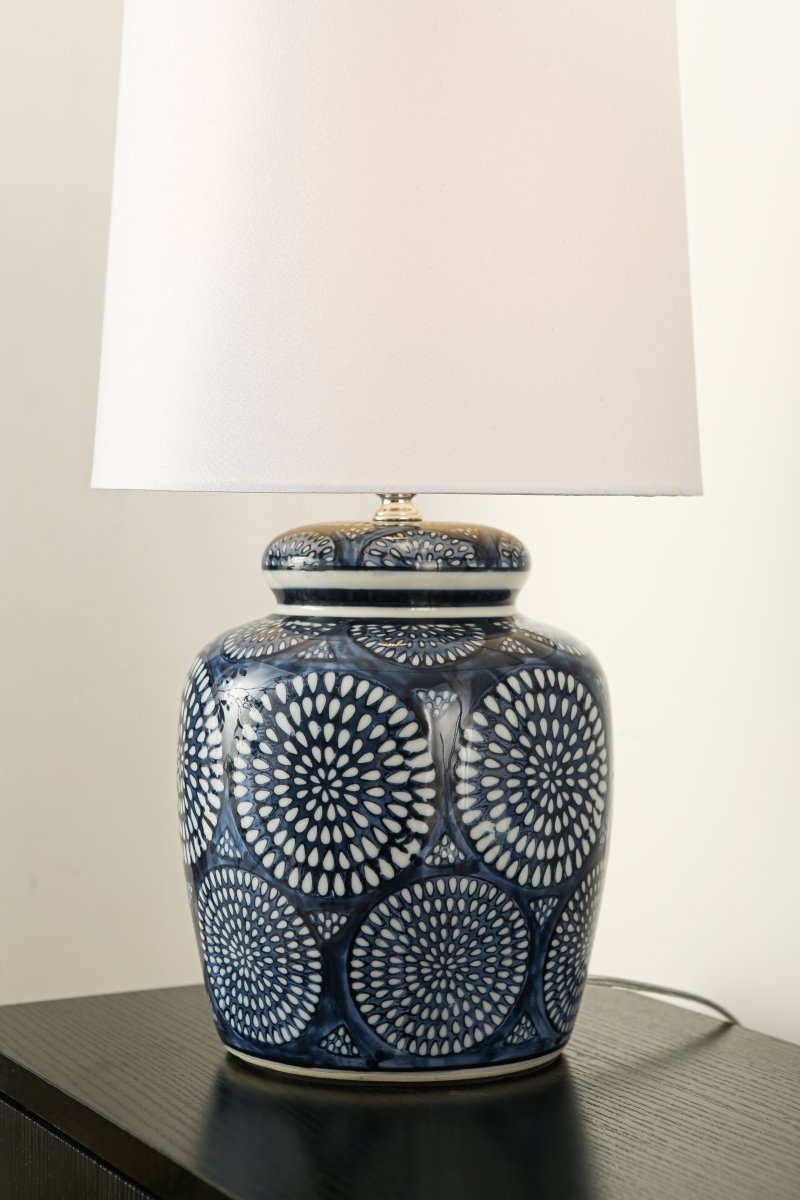 Emsfors 43cm Blå bordlampe Fra Lampan - Lampefoden i keramik har et detaljeret bl&aring;t og hvidt m&oslash;nster, der giver et klassisk og samtidig livligt udtryk.