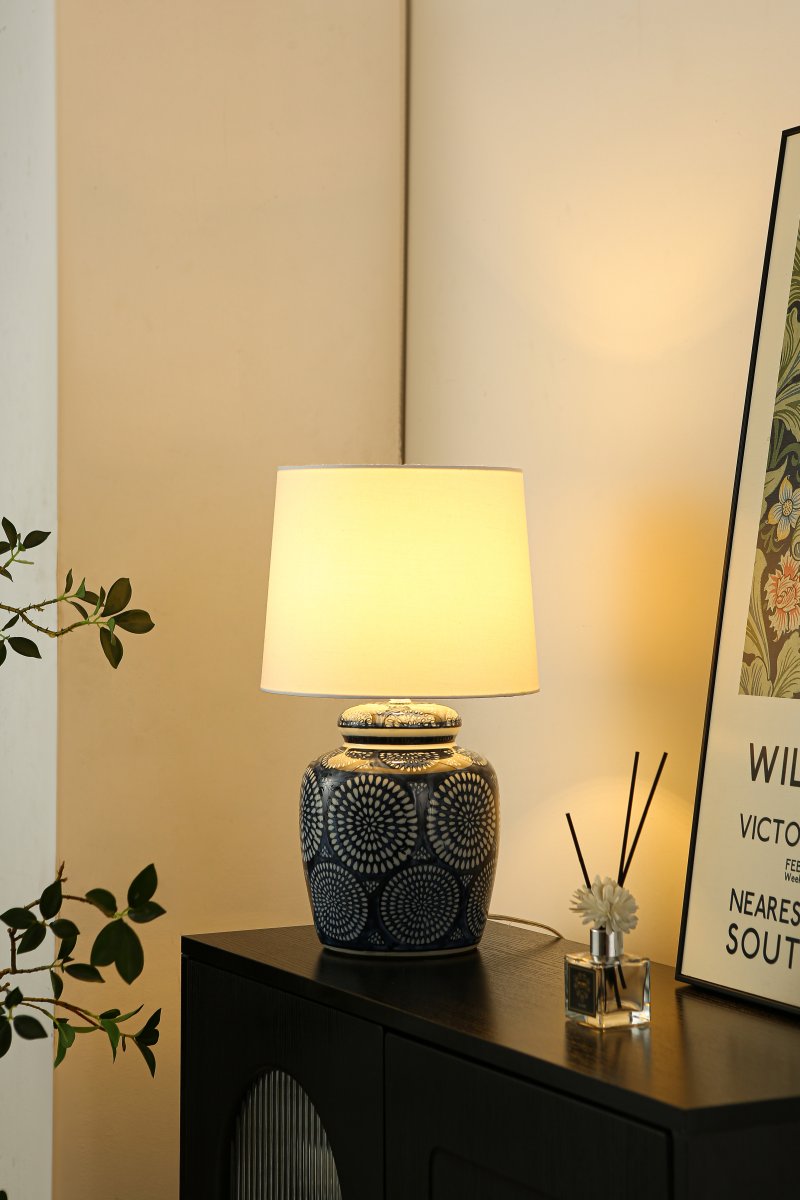 Emsfors 43cm Blå bordlampe Fra Lampan - Lampefoden i keramik har et detaljeret bl&aring;t og hvidt m&oslash;nster, der giver et klassisk og samtidig livligt udtryk.
