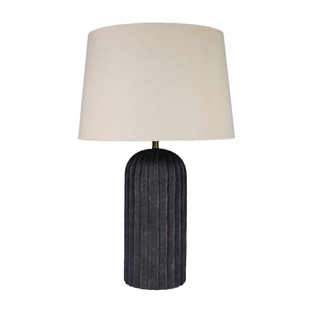 Porto 63cm Sort/beige bordlampe Fra Nordic Lighting - Lampefoden er lavet af keramik og har en sortmalet, varierende sk&aelig;rm, der giver et levende og eksklusivt udtryk.
