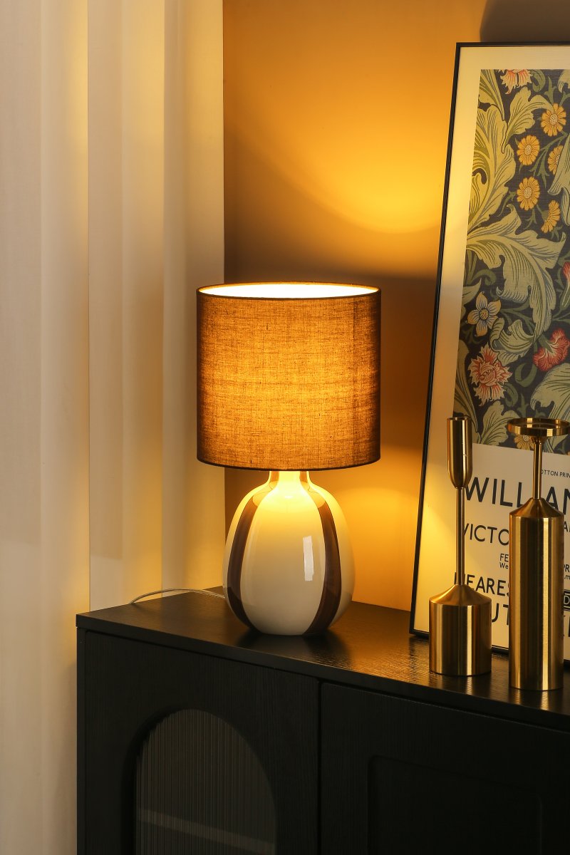 Rippel 40cm Brun bordlampe Fra Nordic Lighting - Rippel er en elegant bordlampe med et harmonisk og mættet farvespil.