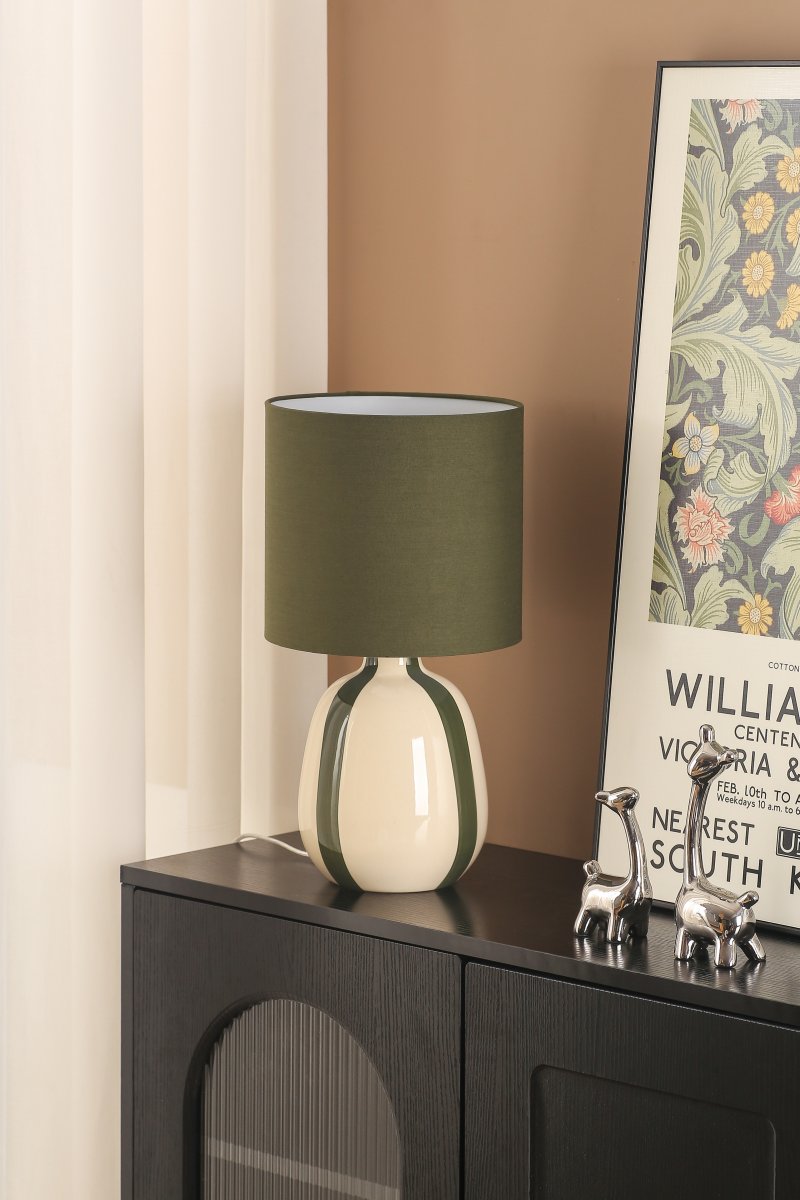 Rippel 40cm Grøn bordlampe Fra Nordic Lighting - Rippel er en elegant bordlampe med et harmonisk og mættet farvespil.