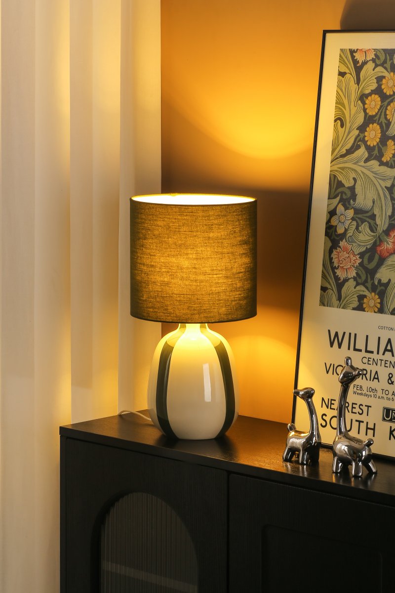 Rippel 40cm Grøn bordlampe Fra Nordic Lighting - Rippel er en elegant bordlampe med et harmonisk og mættet farvespil.