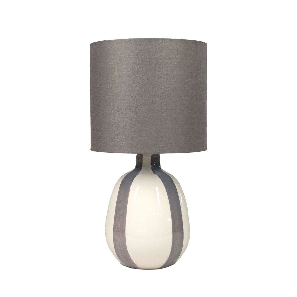 Rippel 40cm Grå bordlampe Fra Nordic Lighting - Rippel er en elegant bordlampe med et harmonisk og m&aelig;ttet farvespil.