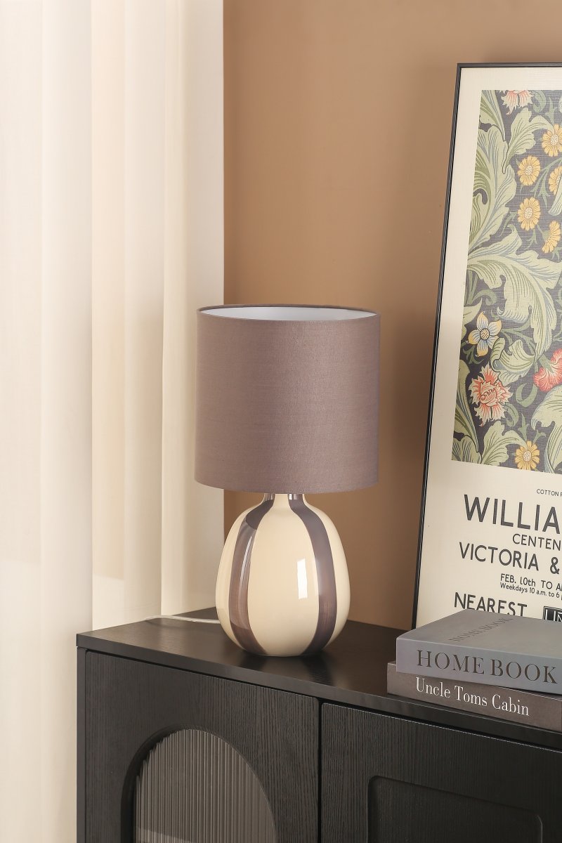 Rippel 40cm Grå bordlampe Fra Nordic Lighting - Rippel er en elegant bordlampe med et harmonisk og m&aelig;ttet farvespil.