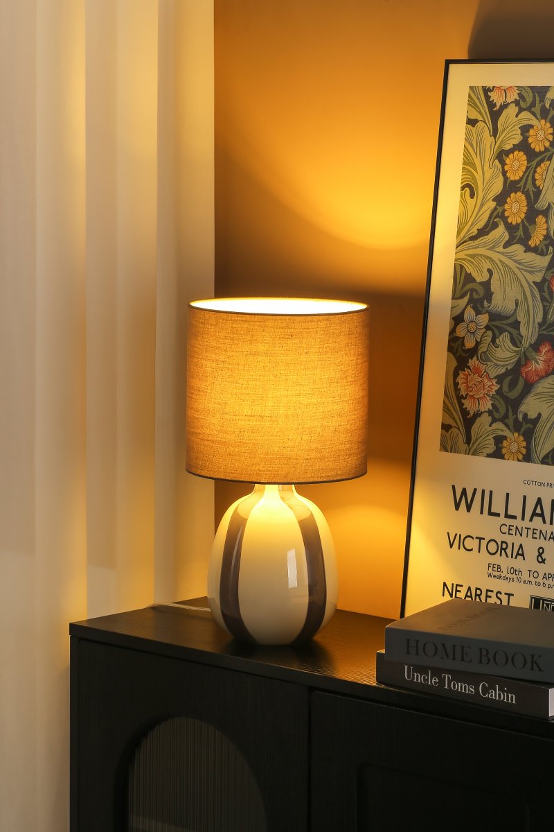 Rippel 40cm Grå bordlampe Fra Nordic Lighting - Rippel er en elegant bordlampe med et harmonisk og m&aelig;ttet farvespil.