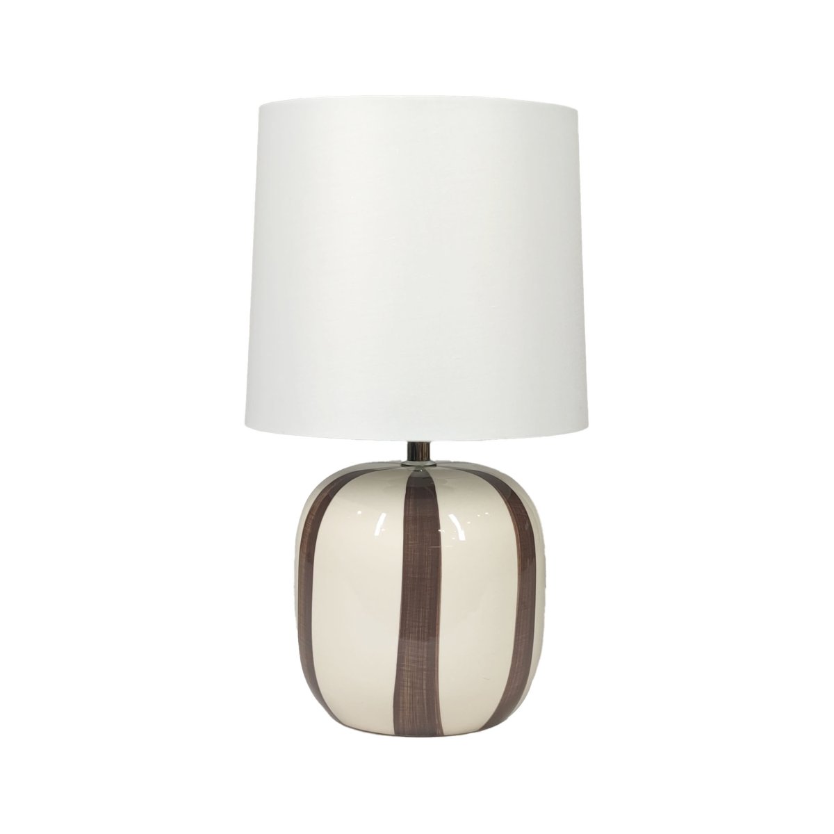 Pholca 38cm Hvid/brun bordlampe Fra Nordic Lighting - Lampefoden er lavet af keramik med en cremehvid base og brune striber, der skaber liv og karakter.