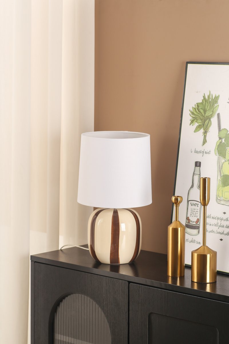Pholca 38cm Hvid/brun bordlampe Fra Nordic Lighting - Lampefoden er lavet af keramik med en cremehvid base og brune striber, der skaber liv og karakter.