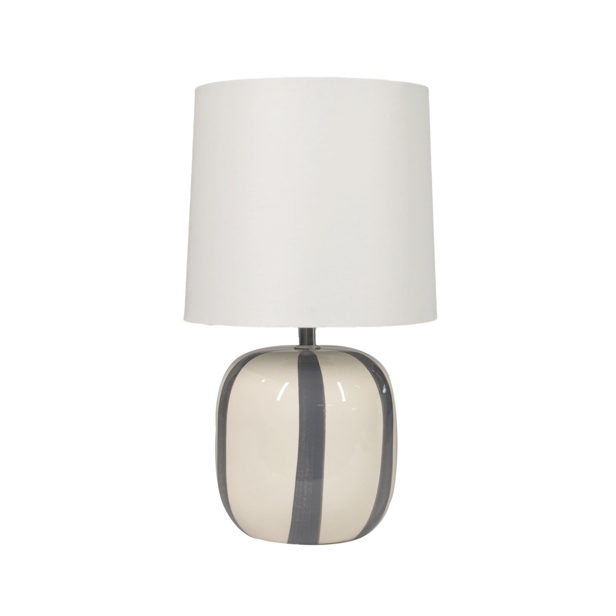 Pholca 38cm Hvid/grå bordlampe Fra Nordic Lighting - Lampefoden er lavet af keramik med en cremehvid base og gr&aring; striber, der skaber liv og karakter.
