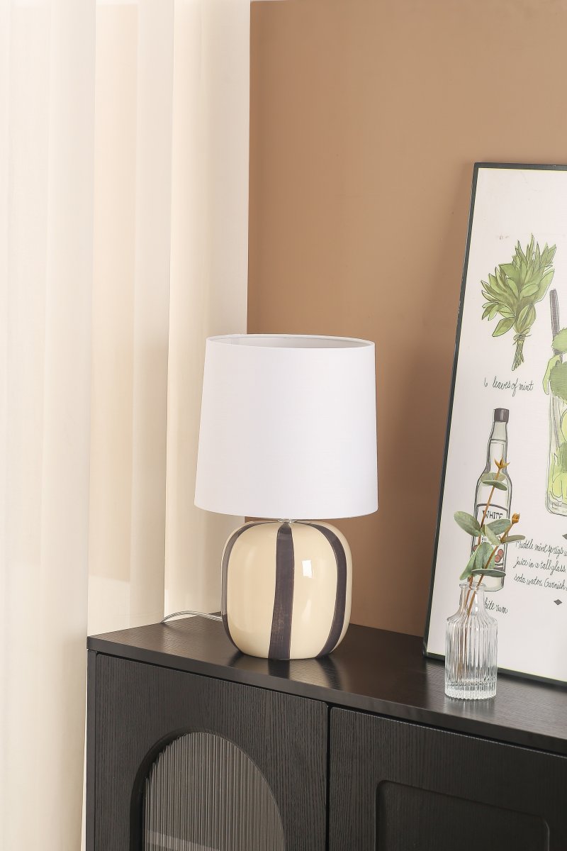 Pholca 38cm Hvid/grå bordlampe Fra Nordic Lighting - Lampefoden er lavet af keramik med en cremehvid base og gr&aring; striber, der skaber liv og karakter.