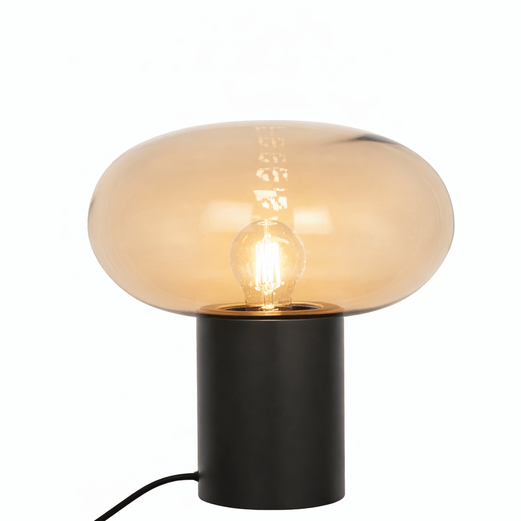 Alba 32cm Sort/ravgul bordlampe Fra Nordic Lighting - Den sorte metalbase giver et stabilt og elegant udtryk, mens den ravfarvede glassk&aelig;rm skaber et bl&oslash;dt og atmosf&aelig;risk lys.