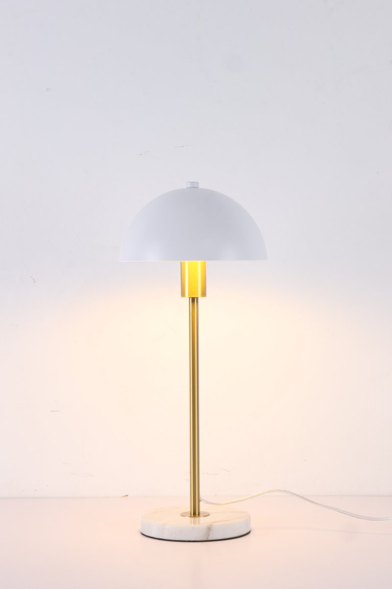 Dito 47cm Hvid bordlampe Fra Nordic Lighting - Den hvide sk&aelig;rm og den naturlige hvide marmorbase skaber et sofistikeret udtryk, mens stangen i skinnende guldfinish tilf&oslash;jer en varm og luksuri&oslash;s fornemmelse.