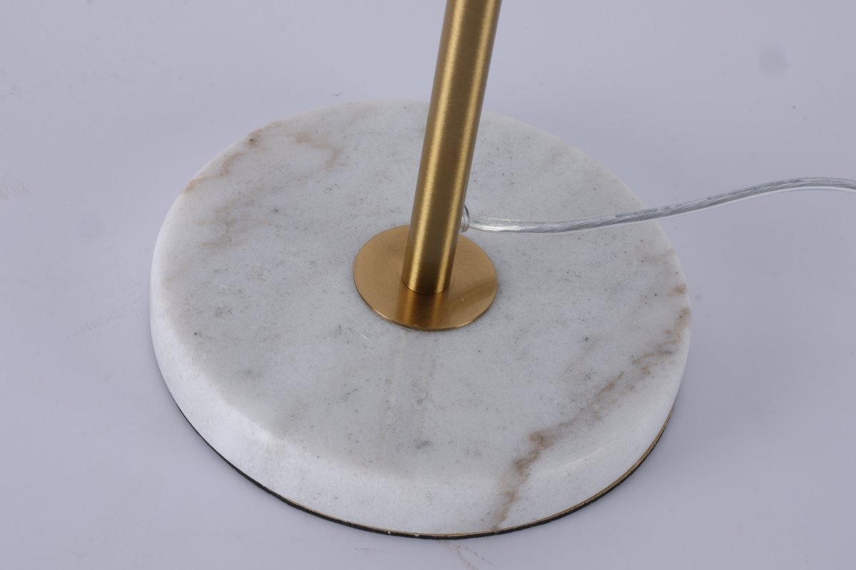 Dito 47cm Hvid bordlampe Fra Nordic Lighting - Den hvide sk&aelig;rm og den naturlige hvide marmorbase skaber et sofistikeret udtryk, mens stangen i skinnende guldfinish tilf&oslash;jer en varm og luksuri&oslash;s fornemmelse.