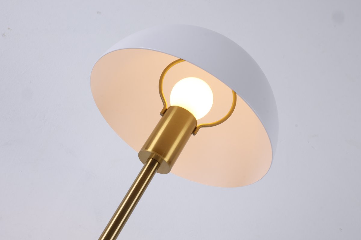 Dito 47cm Hvid bordlampe Fra Nordic Lighting - Den hvide sk&aelig;rm og den naturlige hvide marmorbase skaber et sofistikeret udtryk, mens stangen i skinnende guldfinish tilf&oslash;jer en varm og luksuri&oslash;s fornemmelse.