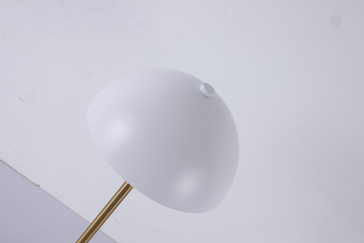 Dito 47cm Hvid bordlampe Fra Nordic Lighting - Den hvide sk&aelig;rm og den naturlige hvide marmorbase skaber et sofistikeret udtryk, mens stangen i skinnende guldfinish tilf&oslash;jer en varm og luksuri&oslash;s fornemmelse.