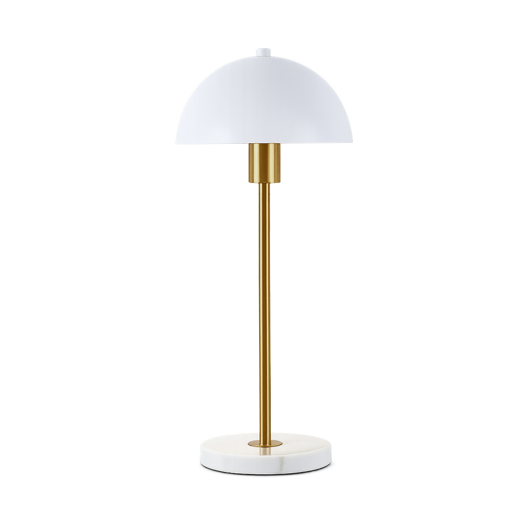 Dito 47cm Hvid bordlampe Fra Nordic Lighting - Den hvide sk&aelig;rm og den naturlige hvide marmorbase skaber et sofistikeret udtryk, mens stangen i skinnende guldfinish tilf&oslash;jer en varm og luksuri&oslash;s fornemmelse.