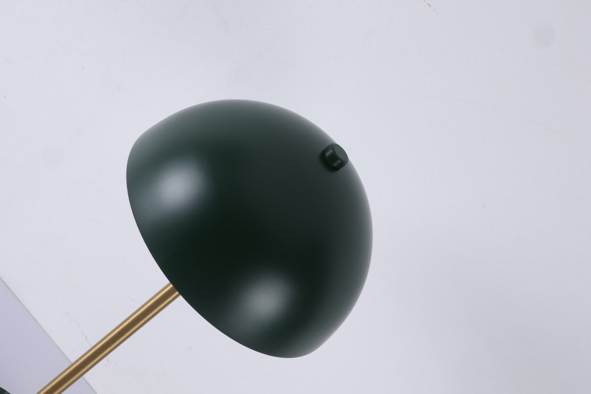 Dito 47cm Grøn bordlampe Fra Nordic Lighting - Den gr&oslash;nne sk&aelig;rm og marmorbasen skaber et sofistikeret udtryk, mens stangen i skinnende guldfinish tilf&oslash;jer en varm og luksuri&oslash;s fornemmelse.