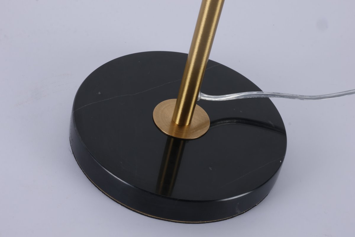 Dito 47cm Sort bordlampe Fra Nordic Lighting - Den sorte sk&aelig;rm og marmorbasen skaber et sofistikeret udtryk, mens stangen i skinnende guldfinish tilf&oslash;jer en varm og luksuri&oslash;s fornemmelse.